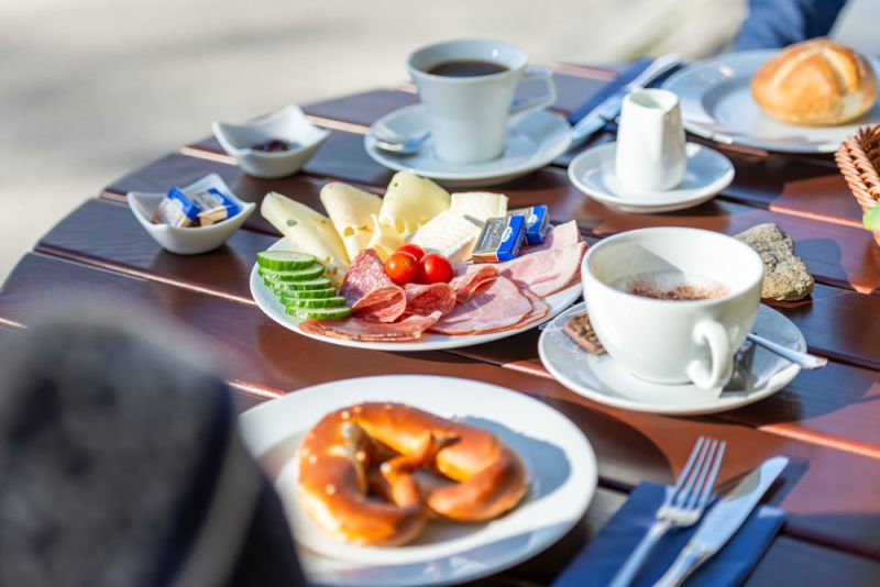 Frühstück auf der Terrasse im Terofal Hotel Schliersee